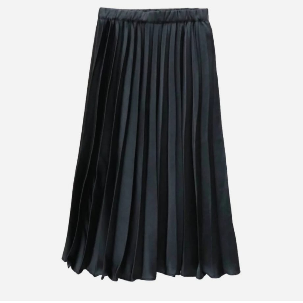 Black pleated skirt